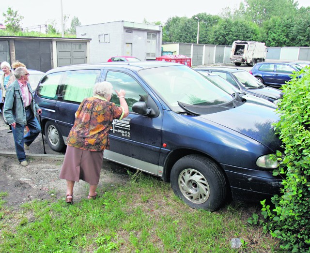 Na osiedlu przy ulicy Gliwickiej w Katowicach od wielu miesięcy parkują "niczyje" karawan i opel