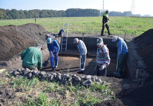 Szczątki kobiety, która mieszkała na Kujawach sześć i pół tysiąca lat temu odkopali archeolodzy na polu w Kruszy Zamkowej. Natrafili tam również na pozostałości świątyń z przełomu III wieku przed naszą erą i II wieku naszej ery. Ciekawe odkrycia świadczą o tym, że pod Inowrocławiem funkcjonowała dwukrotnie duża metropolitarna osada. Po raz pierwszy było to cztery i pół tysiąca lat przed naszą erą, a następnie w czasach rzymskich. 

Pogoda na dziś:

***

