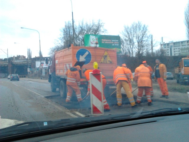 Drogowcy łatają dziury na Pułaskiego.