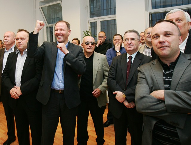 Jarosław Duda, Jacek Protasiewicz i Leon Kieres oklaskami skwitowali wyniki wyborów