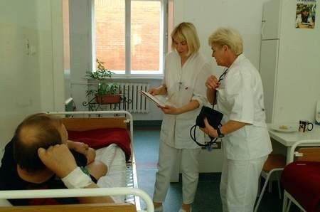 Halina Dukat i Maria Sobieraj pracujące na dermatologii są przekonane, że wśród pielęgniarek nie można mówić o przeroście zatrudnienia. Popołudniami i w nocy na całym oddziale dyżuruje tylko jedna pie