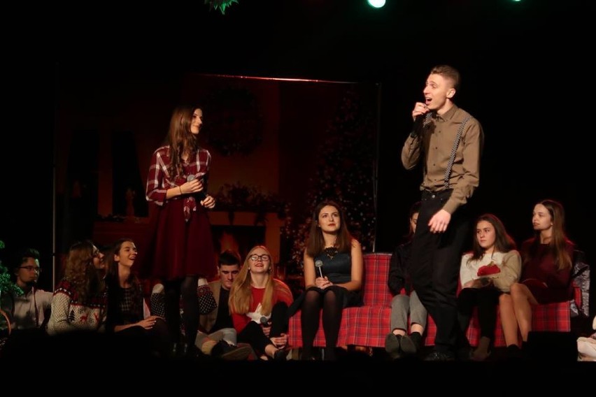 Muzyka i taniec - utalentowana młodzież wystąpiła w koncercie "White Christmas" na scenie MOK - ZDJĘCIA