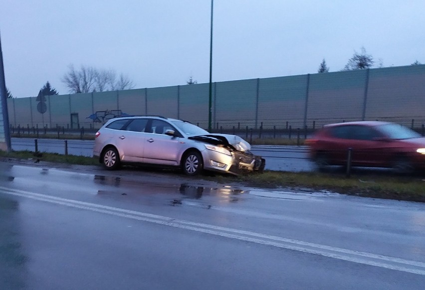 Dąbrowa Górnicza. Zderzenie autobusu z ciężarówką i czterech osobówek na ul. Staszica [ZDJĘCIA]