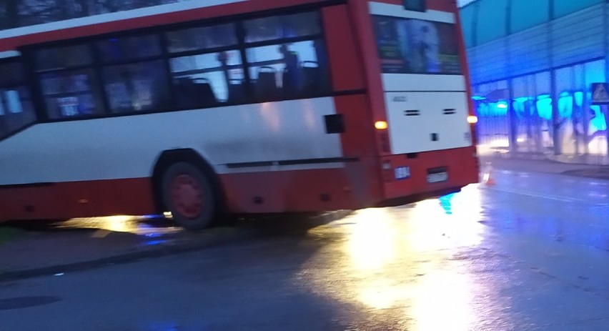 Dąbrowa Górnicza. Zderzenie autobusu z ciężarówką i czterech osobówek na ul. Staszica [ZDJĘCIA]