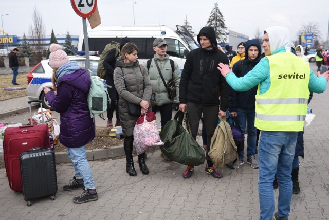 Do Przemyśla dociera coraz więcej uchodźców.