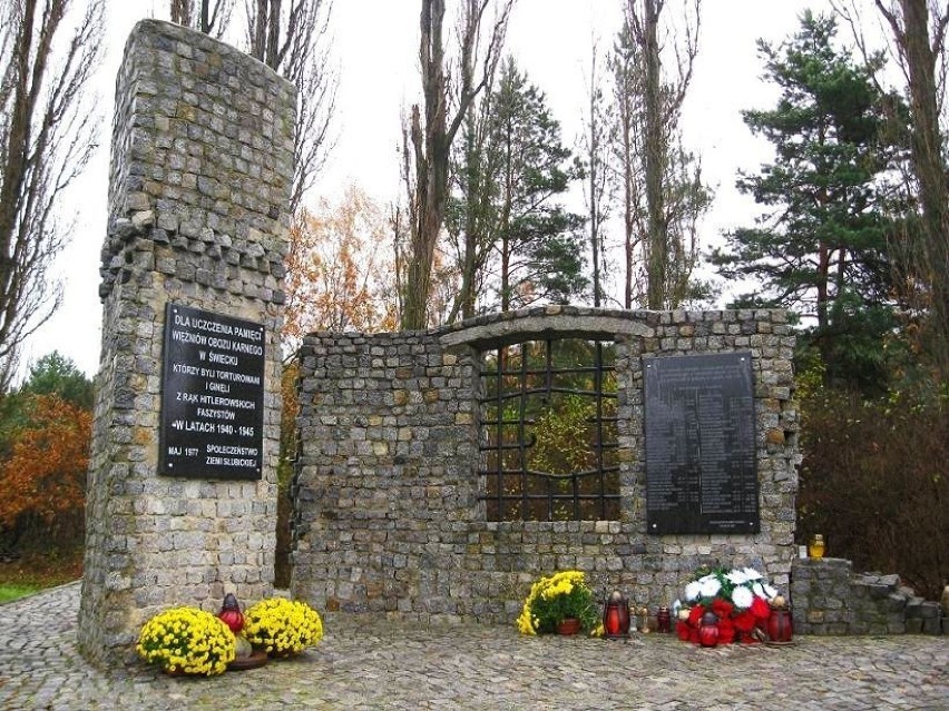 Pomnik ofiar dawnego obozu pracy w Świecku (1977) oraz...