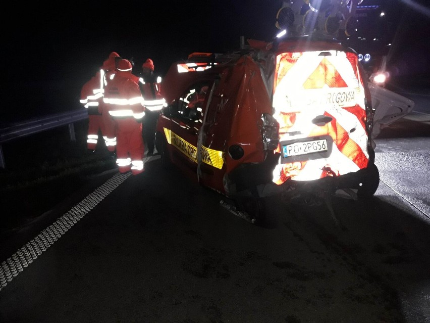 Wypadek na autostradzie A1 Piotrków-Kamieńsk. Ciężarowa Scania uderzyła w samochód służb drogowych. Jedna osoba w szpitalu - ZDJĘCIA