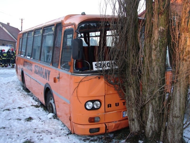 Ślisko! Autobus wiozący dzieci uderzył w drzewo. Zdjęcia