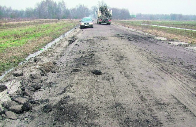 Drogą powiatową Waryś - Bielcza nie da się w tej chwili przejechać samochodem osobowym