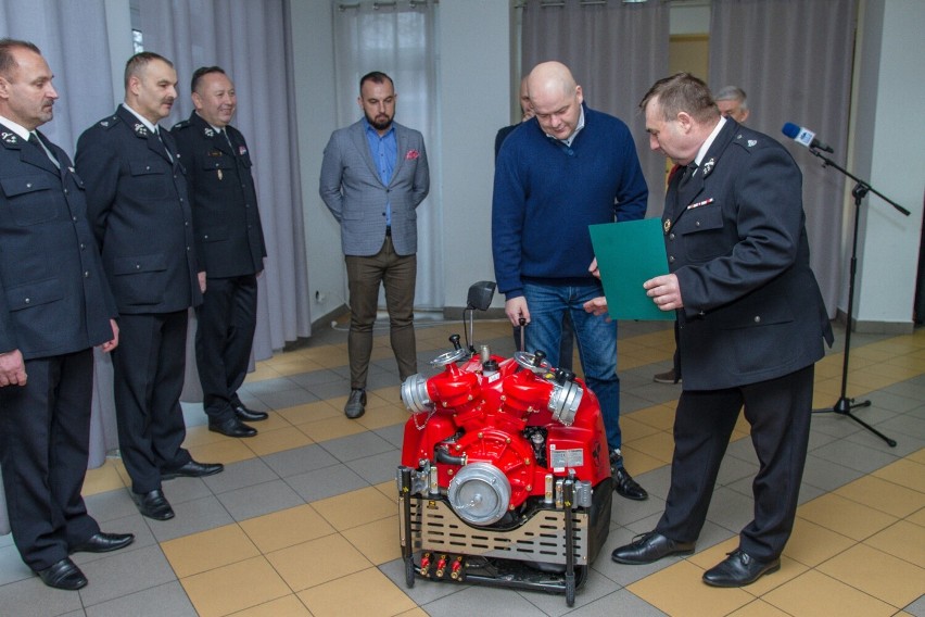 Ochotnicza Straż Pożarna w Trzepowie. Druhowie z OSP z nowym sprzętem. Motopompa będzie służyć gaszeniu pożarów i wypompowywania wody