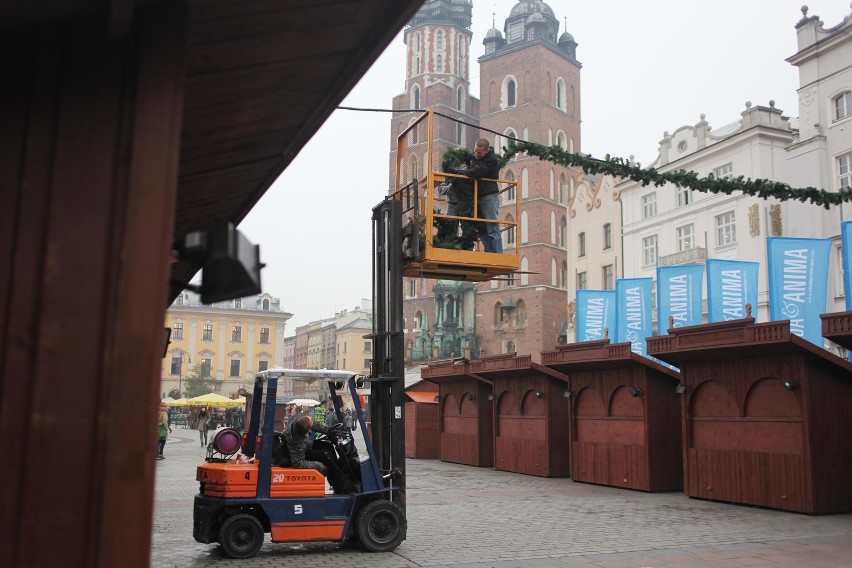 Na Rynku Głównym trwa budowa kramów bożonarodzeniowych.