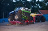 Monster trucki jak potwory: zgniotą auta w Grudziądzu na pokazie