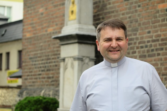 Ks. Daniel Leśniak nie narzeka na brak obowiązków. W zeszłym roku przejął po zmarłym ks. Michale Ślęczku dużą parafię w Głubczycach. Od tego roku jest też głównym przewodnikiem Pieszej Opolskiej Pielgrzymki na Jasną Górę.