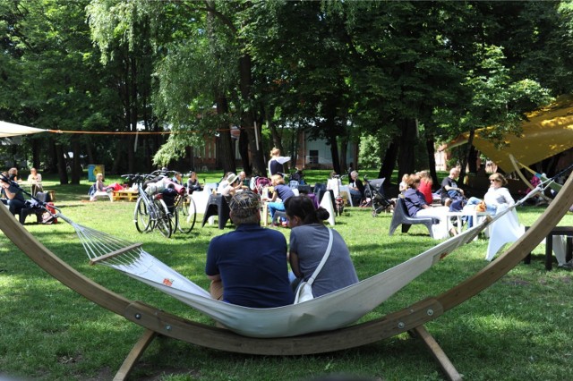 Biblioteki plenerowe nad Wisłą. Chcecie czytać książki na hamakach