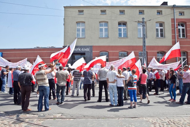 Protest pracowników PKS Żywiec pod siedzibą MPK Łódź