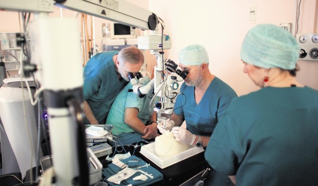 Prof. Zlatko Slezak (w środku) z poznańskimi okulistami przygotowuje sprzęt do piątkowej pierwszej witrektomii