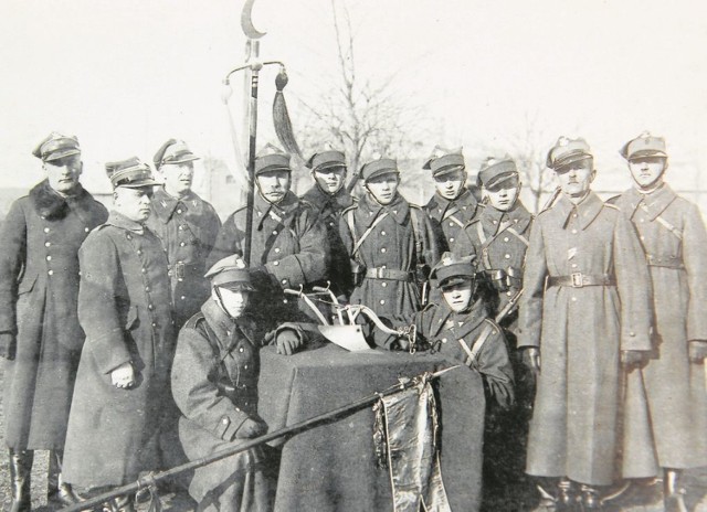 Zima 1935 roku. Gospodarze z Oraczewa pozują z pługiem wykonanym w prezencie imieninowym  dla marszałka J. Piłsudskiego. Ignacy Kamiński trzyma buńczuk, Zygmunt Olczak przy pługu od lewej strony