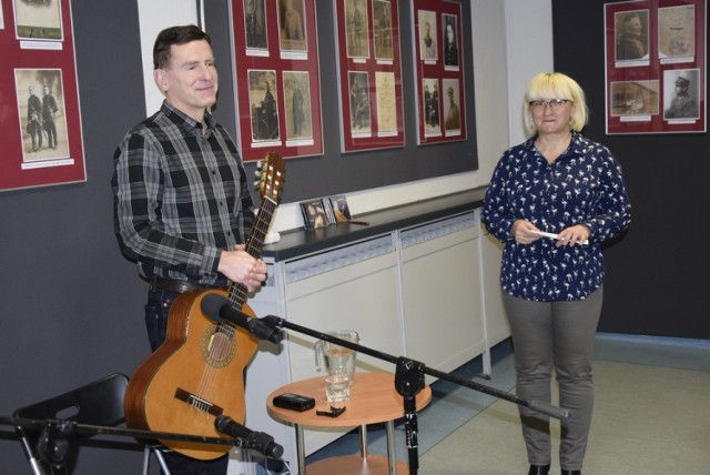 Z okazji 100-lecia odzyskania niepodległości w Miejskiej Bibliotece Publicznej w Skierniewicach odbył się we wtorek, 4 grudnia, koncert barda Kuby Michalskiego „Śpiewana historia Polski”. Artysta za pomocą pieśni i gitarowej muzyki przedstawił historię Polski od Jagiellonów po współczesność.