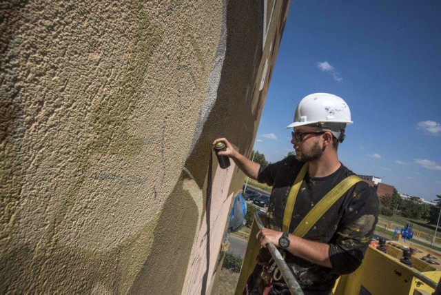 W Toruniu powstaje mural o generał Zawackiej [ZDJĘCIA]