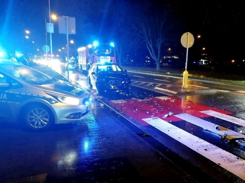 Wypadek na Estkowskiego w Lesznie.  Na przejściu dla pieszych w hamujące przed pasami auto wjechał drugi samochód
