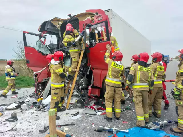 W zderzeniu dwóch osobówek oraz trzech ciężarówek jedna osoba została ranna.