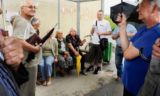 15 lipca. Opatowice. Na spotkanie z Bartłomiejem Knapikiem przyszło kilkudziesięciu mieszkańców