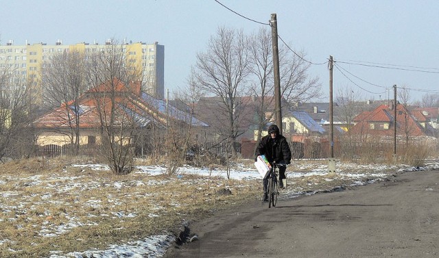 Ulica Chopina to gruntowa droga pośrodku osiedla domków jednorodzinnych