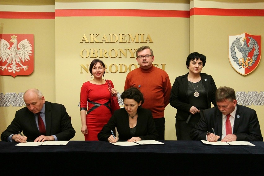 Podpisanie umowy między Akademią Obrony Narodowej a ZSP nr 1