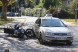 Wrocław. Uwaga, bardzo groźny wypadek motocyklisty na al. Wiśniowej (ZOBACZ ZDJĘCIA)