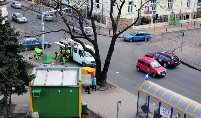 Nad ulicą Narutowicza zawieszono już na wysięgniku dodatkowe sygnalizatory. Zostaną włączone, gdy zrobi się cieplej