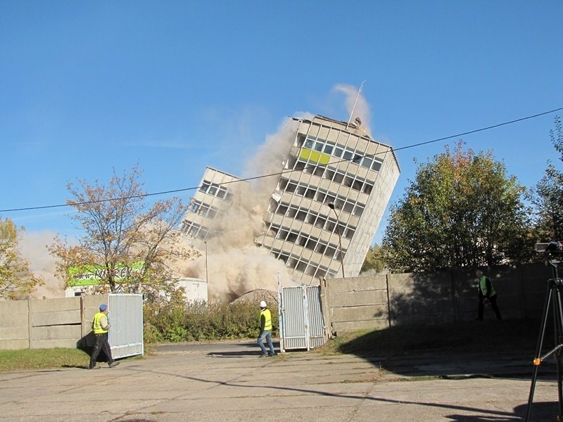 Jelcz-Laskowice: Wieżowiec legł w gruzach (ZOBACZ FILMY I ZDJĘCIA)