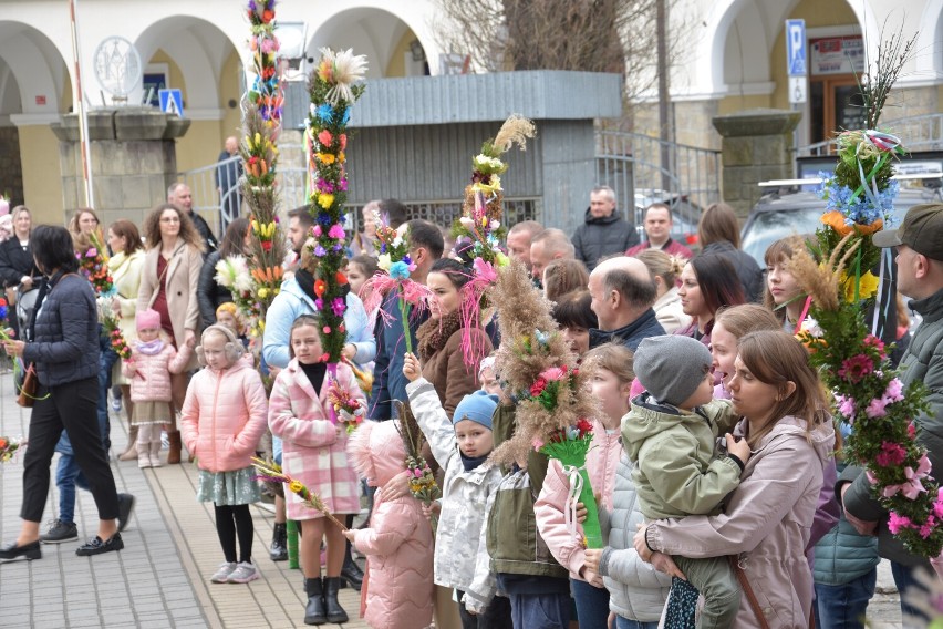 Niedziela Palmowa w bazylice Narodzenia Najświętszej Maryi Panny w Gorlicach. Do konkursu palm stanęły dzieci