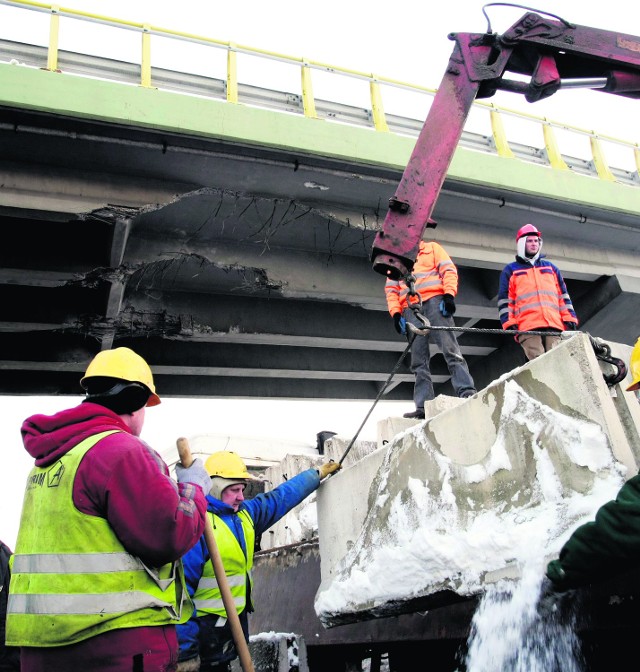 Drogowcy zabezpieczyli pas jezdni pod uszkodzonym wiaduktem betonowymi płytami