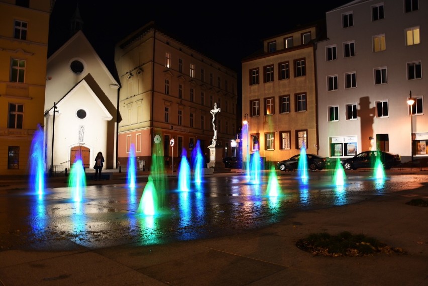 Fontanna na pl. św. Sebastiana w Opolu mieni się kolorami...