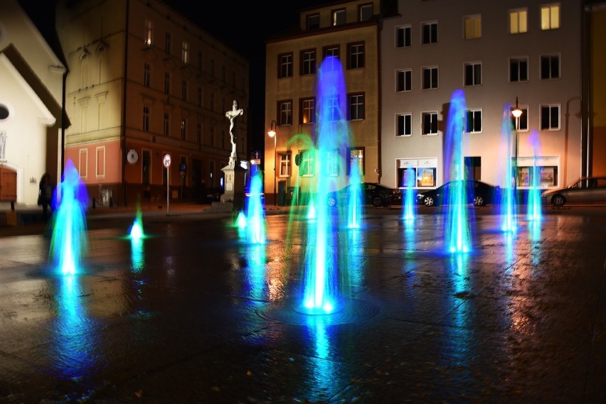 Fontanna na pl. św. Sebastiana w Opolu mieni się kolorami...