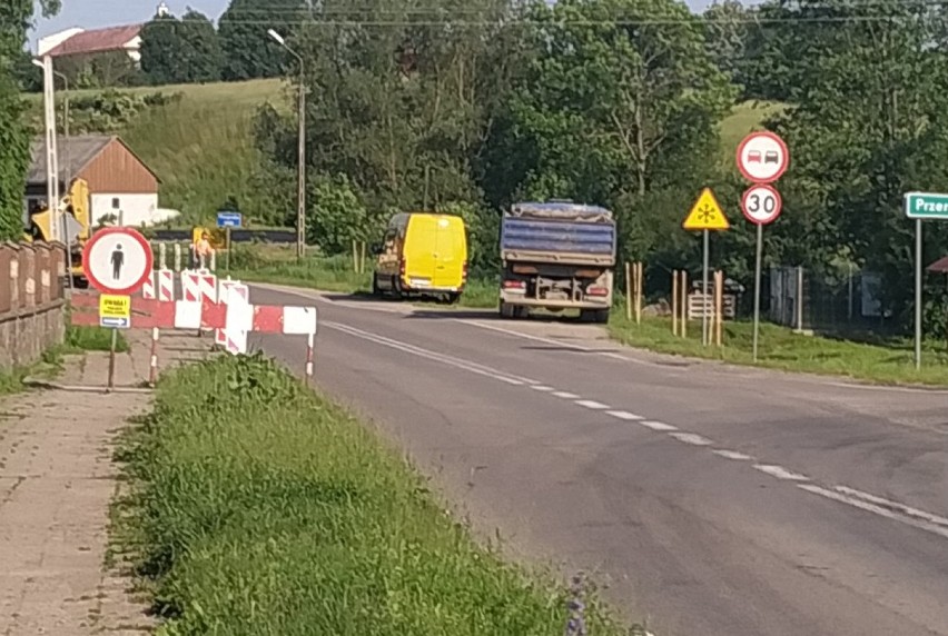 Gmina Filipów. W Pieckach drogowcy wykonali asfalt, a w Filipowie robią chodnik [Zdjęcia]