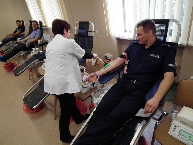 Policjanci i funkcjonariusze innych służb mundurowych oddawali krew na Komendzie Miejskiej Policji w Poznaniu.