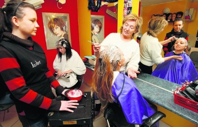 Marianna Krzemińska z salonu fryzjerskiego na Kozanowie mówi, że ma znacznie mniej klientów