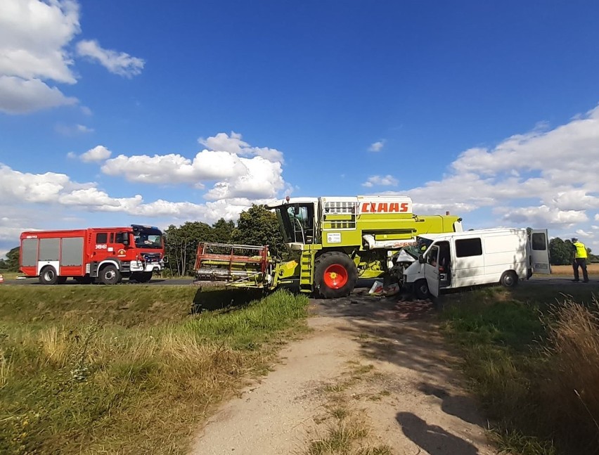 Zderzenie busa z kombajnem w miejscowości Szadek