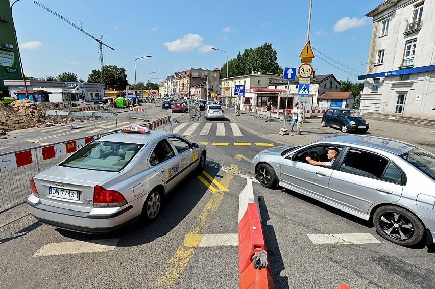 Objazdy i ogromne korki na Psim Polu. Rusza budowa ronda (MAPA, ZDJĘCIA)