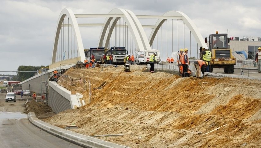 Wrocław: Próby obciążeniowe wiaduktu nad Żmigrodzką (Zdjęcia i film)