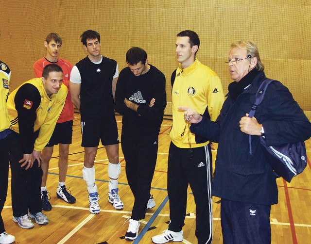Trener Jerzy Strumiło (pierwszy z prawej) i zawodnicy Trefla podczas zajęć