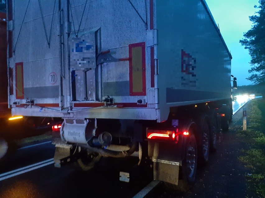 Zderzenie BMW z ciężarówką koło Szczecinka. Dwie wersje wydarzeń [zdjęcia]