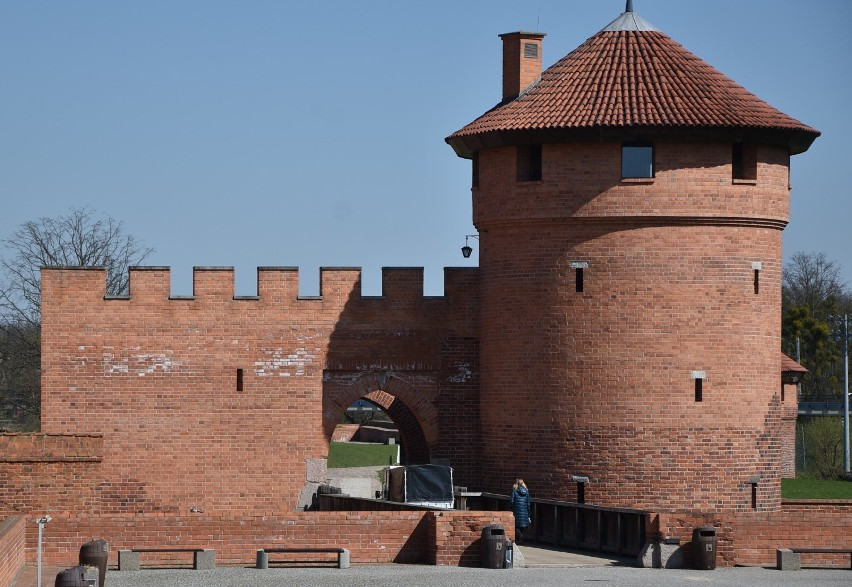 Malbork. Zamek miejscami biały po zimie. To naturalne zjawiska na murach, ale muzeum będzie się starało zaradzić im na przyszłość