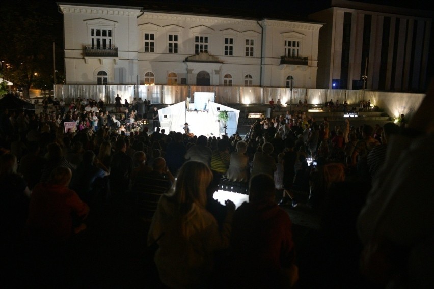  Niezwykły spektakl „Pan i Pani O!” Teatru Pantomimy MIMO oglądaliśmy na fontannach w Radomiu, w cyklu Ulica Teatralna - zobacz zdjęcia