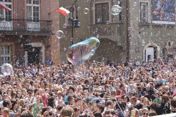 Poznań: Stary Rynek cały w bańkach [GALERIA ZDJĘĆ, FILM]