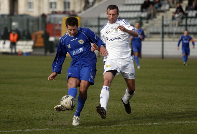 Marcin Orłowski (z lewej) jeszcze jako piłkarz Miedzi Legnica w meczu z Górnikiem Wałbrzych