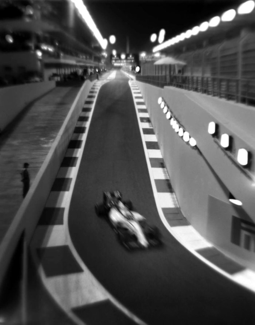 Ten fotograf zawstydził wszystkich w branży, robiąc zdjęcia Formuły 1 stuletnim aparatem [FOTO]