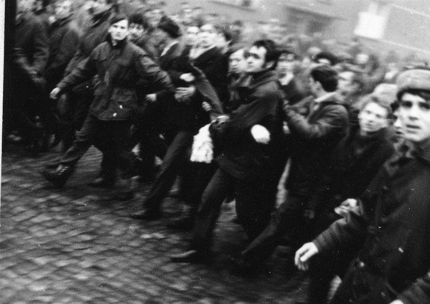 Zdjęcie zrobione 17 grudnia 1970 r. na ulicy Czerwonych...