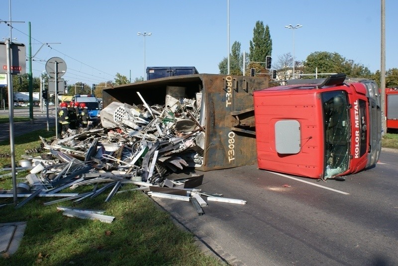Ciężarówka przewożąca złom przewróciła się na Warszawskiej i...